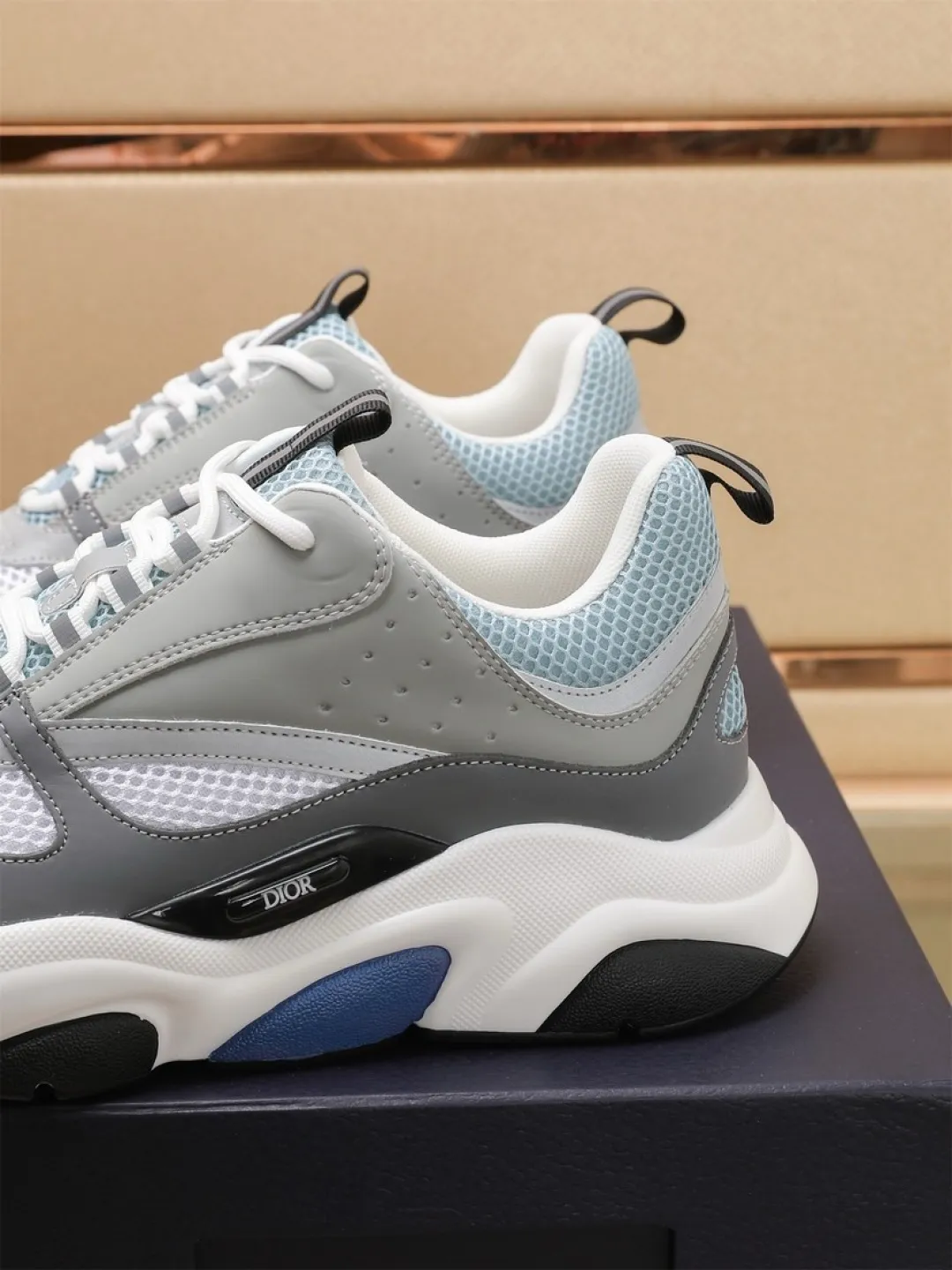 Men's shoes 💰P460💰【Dior】Dior✨ is online at the same time👏 This casual sneaker is a new product in the series and continues Di*r's classic style. The upper is made of original mesh and cow leather, with a two-color textured outsole, and the brand's iconic details on the rear collar and heel to enhance the style. Fashionable and versatile. Wear it with jeans or slacks for a casual look. Size: 38-44 (45 customized)